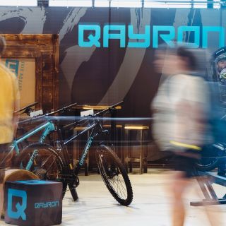 👋🏻 Už zítra se na tebe těšíme na @praguebikefest! 🔥 Kromě přednášek, workshopů nebo shows si můžeš i projet Qayron bikes...